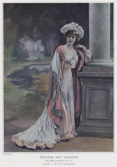 Eve Lavallière en Estelle dans Les Deux Écoles - Reutlinger Studio